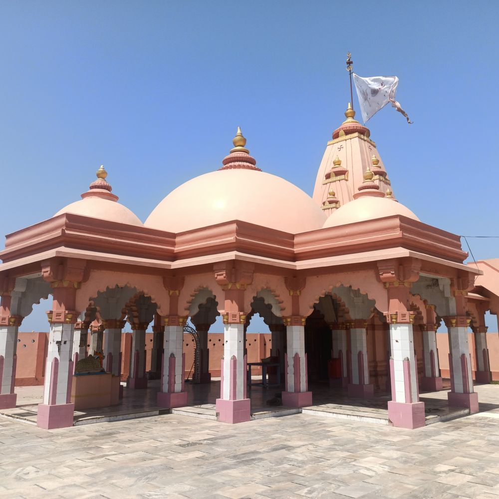 પોરબંદરના દરિયા કાંઠે 24 પિલર પર 150 વર્ષ પૌરાણિક શિવલિંગ ધરાવતું ઇન્દ્રેશ્વર મંદિર આસ્થાનું કેન્દ્ર.