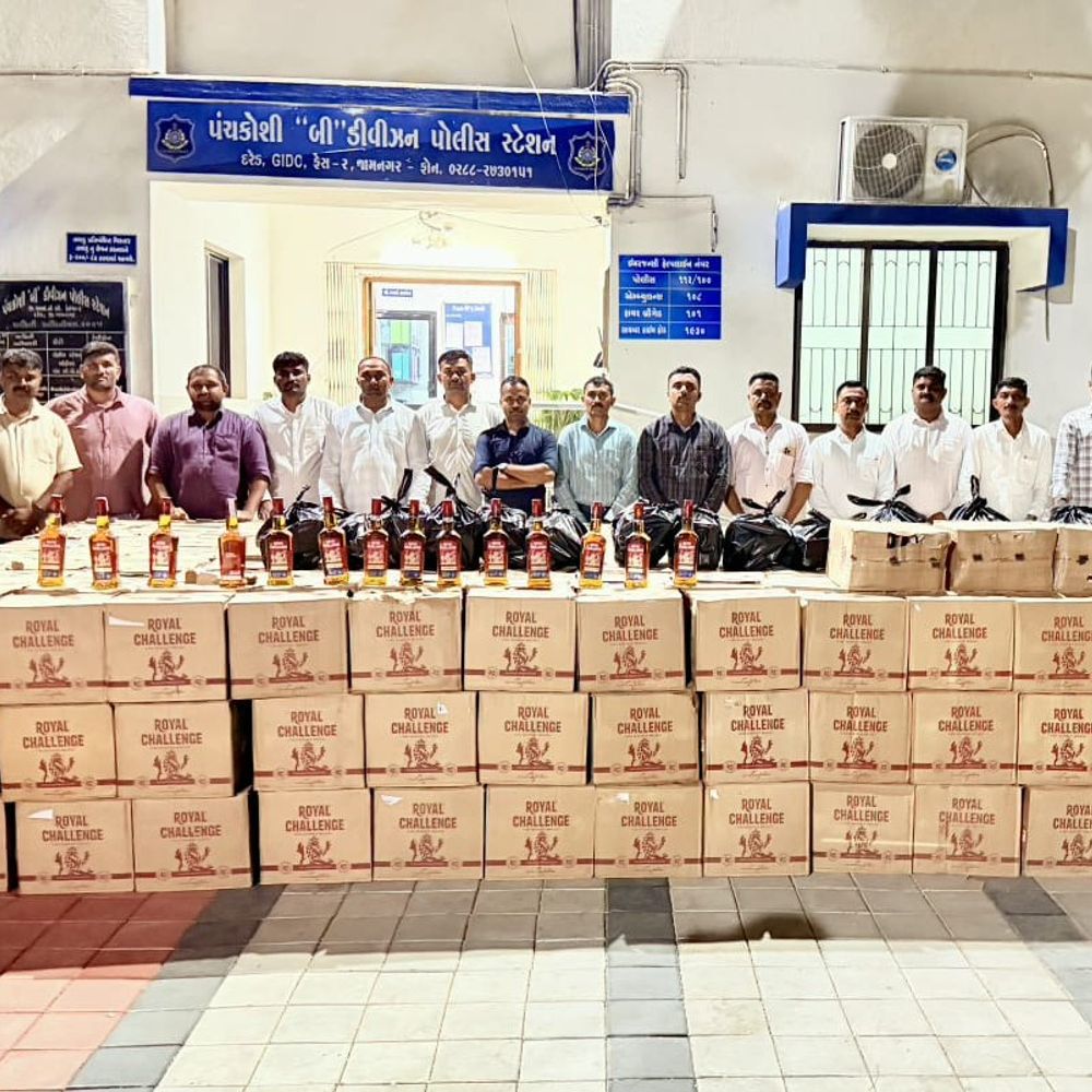 જામનગર LCBએ ₹57 લાખનો વિદેશી દારૂ ઝડપ્યો:દરેડ GIDCમાં પ્લોટની ઓરડીમાંથી 7,632 બોટલો જપ્ત
