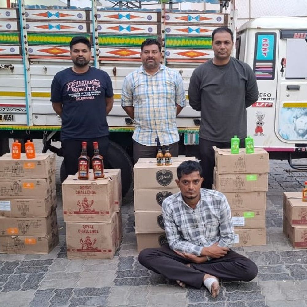 નવસારી LCBએ બોલેરોમાંથી ₹3.84 લાખનો દારૂ ઝડપ્યો:મજીગામ પાસે કુલ ₹9.94 લાખનો મુદ્દામાલ જપ્ત કરાયો