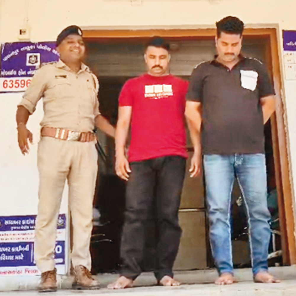વેપારીને ચંડીસર બોલાવી રૂ.5 લાખ પડાવ્યા.