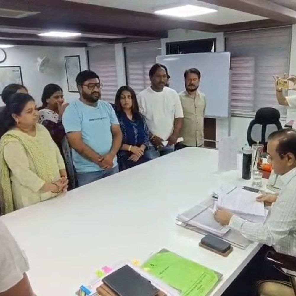 એક્સપાયરી ડેટની દવાઓના કૌભાંડ મામલે જીવદયા પ્રેમીઓનો હલ્લાબોલ:કથિત ભ્રષ્ટ અધિકારીઓ સામે કડક કાર્યવાહીની માગ, જિલ્લા કલેક્ટરને રૂબરૂ મળી આવેદનપત્ર આપ્યું