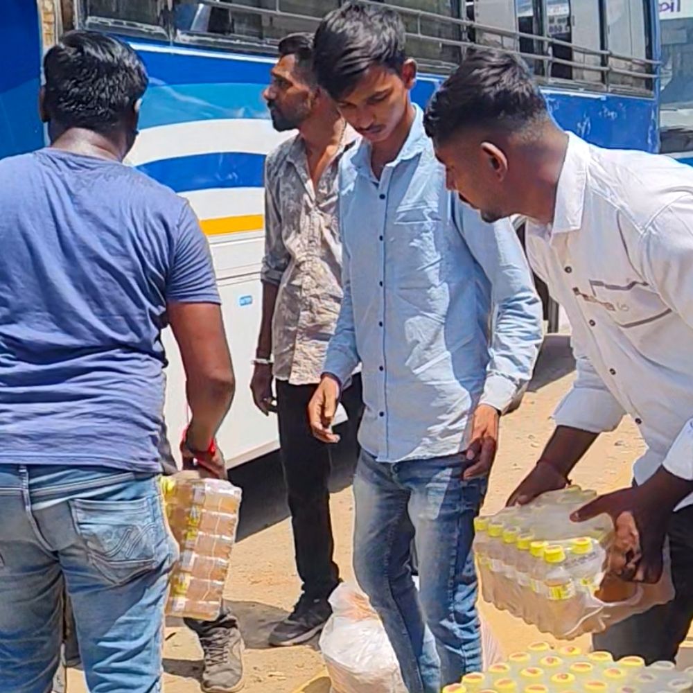 વડોદરામાં લોકોને મોદીના સભા સ્થળ સુધી પહોંચાડવા 300 બસ રવાના:15,000 ફૂડ પેકેટ તૈયાર, જ્યુસની 30,000 બોટલ પણ બસોમાં મુકાઈ, આરોગ્ય વિભાગે ગરમીને લઈને ORSની પણ વ્યવસ્થા કરી
