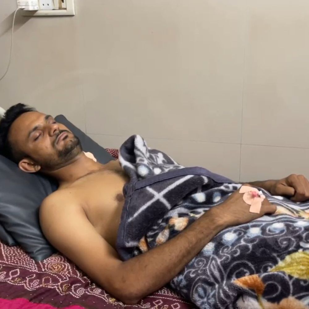 મોરબીમાં જૂની અદાવતમાં જાહેરમાં ફાયરિંગ:કારમાં આવેલા 5 શખ્સોએ 3 રાઉન્ડ ફાયરિંગ કર્યું, 3ને ઈજા, એકને માથામાં, અન્યને ગળા અને છાતીમાં છરા વાગ્યાં