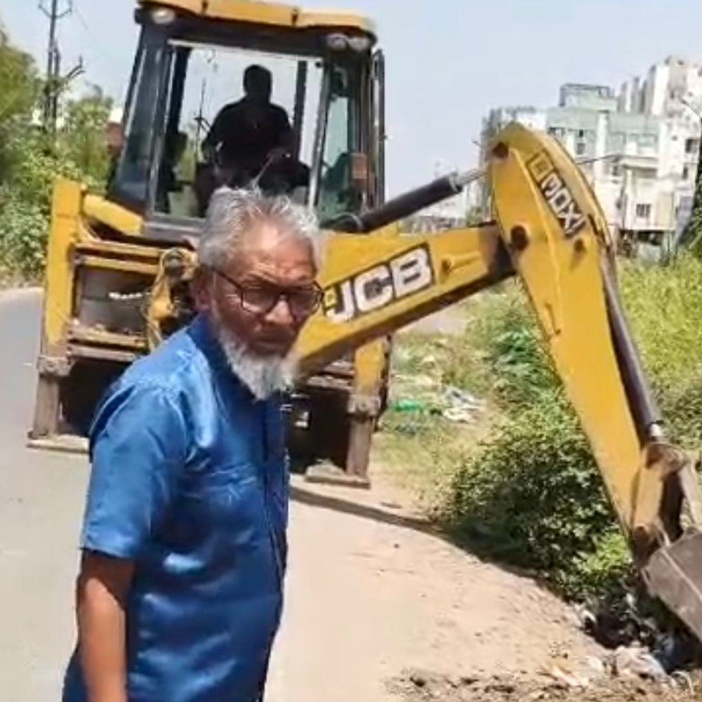 ભરૂચના વોર્ડ 1માં કોર્પોરેટરની રજૂઆત બાદ પાલિકા સક્રિય:અહેમદનગર સહિતના વિસ્તારોમાં કચરા-કાસોની સફાઈ શરૂ કરાઈ