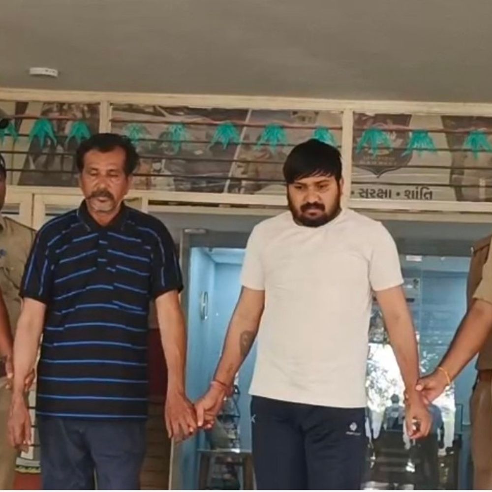 અમદાવાદના સનાથળમાં યુવકની હત્યા:સામાન્ય ઝઘડામાં સમાધાન માટે ઘરે બોલાવી પાંચ આરોપીઓએ હુમલો કરતા ઘટનાસ્થળે મોત, પિતા-પુત્રની ધરપકડ; 3 ફરાર