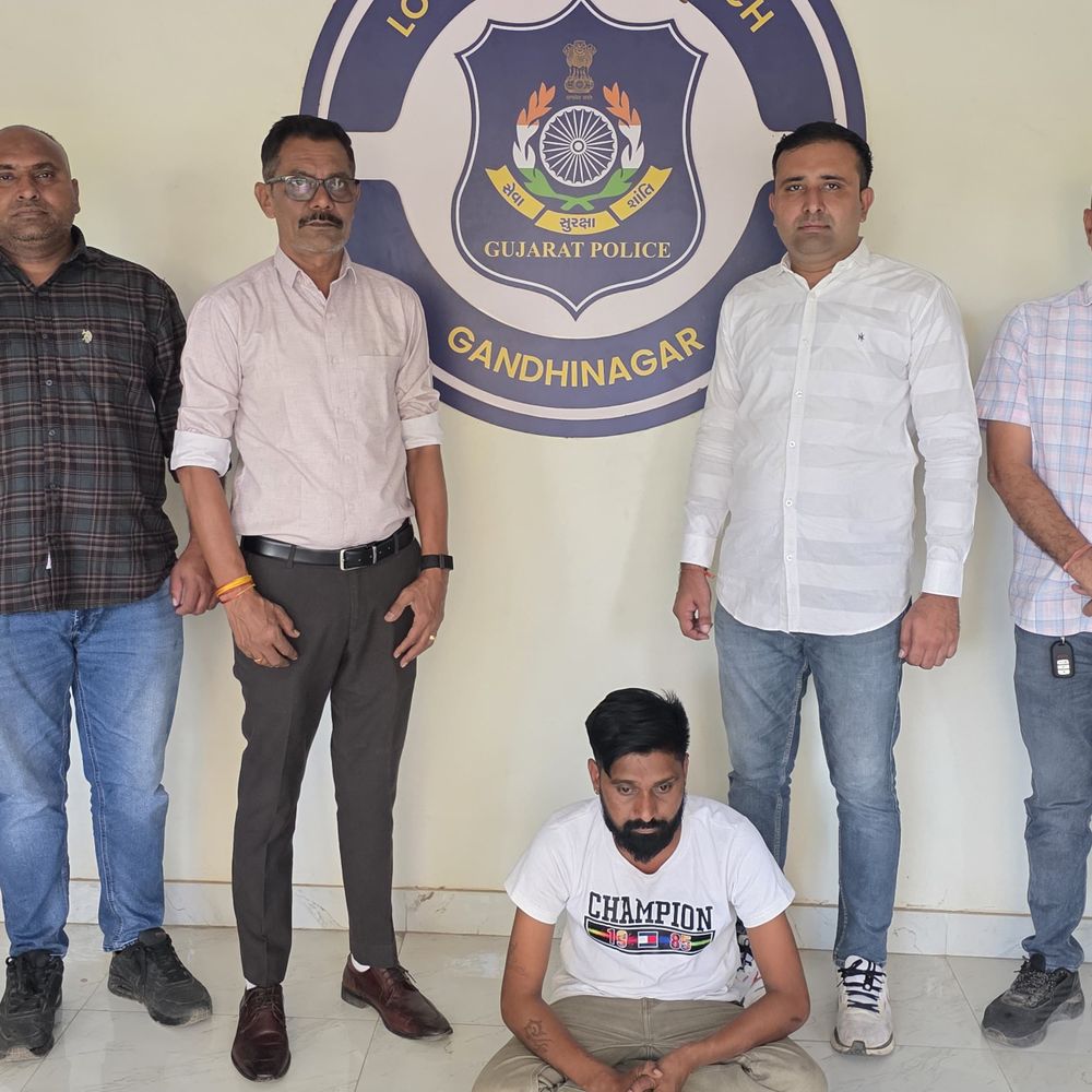 રીઢો ચેઇન સ્નેચર ઝડપાયો:ગાંધીનગરમાં છુપાયેલો સાયન્સ સિટી ચેઇન સ્નેચિંગનો આરોપી LCBના સકંજામાં, 4 માસથી પોલીસને હાથતાળી આપતો હતો