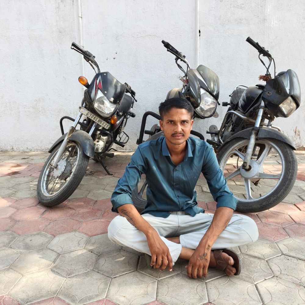 પંચમહાલ LCBએ ચોરીની 3 બાઈક સાથે એક શખસને ઝડપ્યો:કાલોલ અને વડોદરામાંથી ચોરાયેલી બાઈક જપ્ત કરાઈ