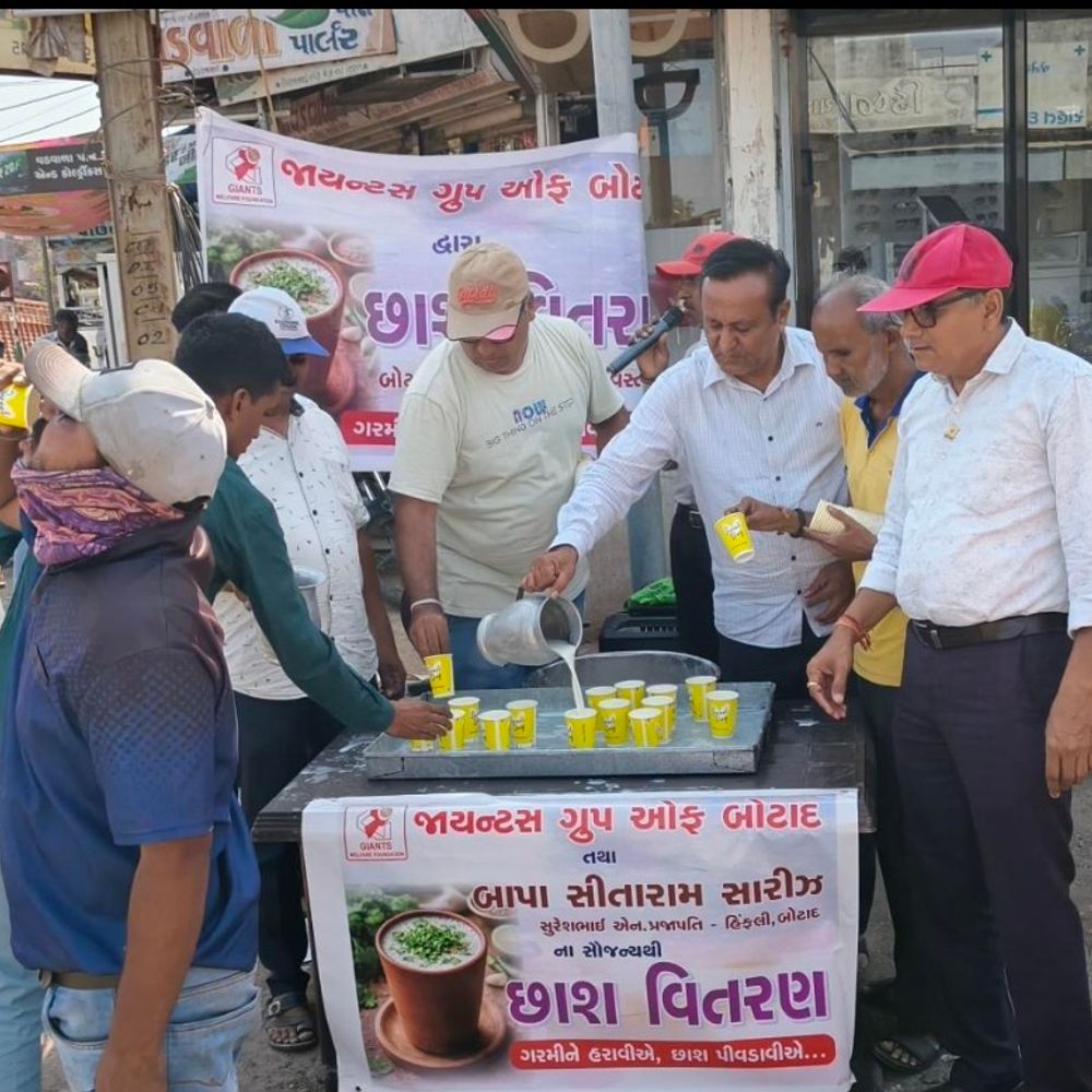બોટાદમાં જાયન્ટસ ગ્રુપે છાશ વિતરણ કર્યું:ગરમીમાં લોકોને રાહત આપવા 4000 ગ્લાસ છાસનું વિતરણ કરાયું