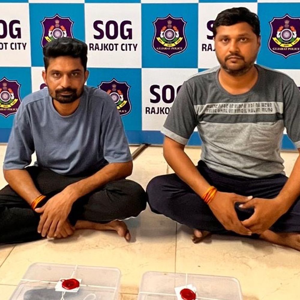 ફાયરિંગની ઘટનામાં પ્લોટમાં દાટેલા હથિયારોનો ભેદ ઉકેલાયો:રાજકોટ પોલીસે ગણતરીના કલાકોમાં હથિયારો છુપાવનાર સાગરીતોને દબોચ્યા, આરોપીઓનું ઘટનાસ્થળે રિ-કન્સ્ટ્રક્શન