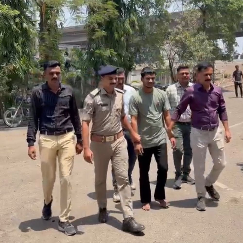 દહેજ અને મહિલા અત્યાચારના કેસમાં 4 વર્ષથી ફરાર આરોપી પકડાયો:સુરતથી 1200 કિમી દૂર નોઈડાની કંપનીમાં હેલ્પર બની છુપાયેલા શિવમને પોલીસે વેશપલટો કરી દબોચ્યો