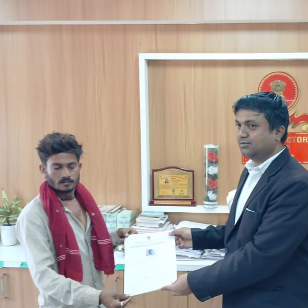 ચોટીલા નાયબ કલેક્ટરે ખેડૂત પ્રમાણપત્રો આપ્યા:સરકારના પારદર્શી વહીવટના અભિગમ હેઠળ કાર્યવાહી