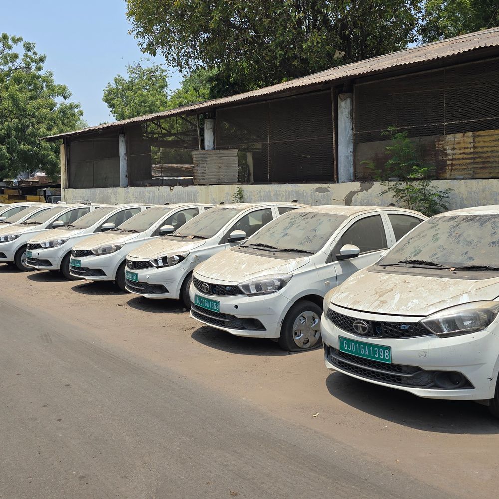 AMCમાં એકપણ EV નહીં, કોન્ટ્રાક્ટ પૂર્ણ થતાં ધૂળ ખાય છે:PMની અપીલ છતાં કોર્પોરેશન માત્ર પેટ્રોલ અને ડીઝલની જ ગાડીઓ દોડાવે છે