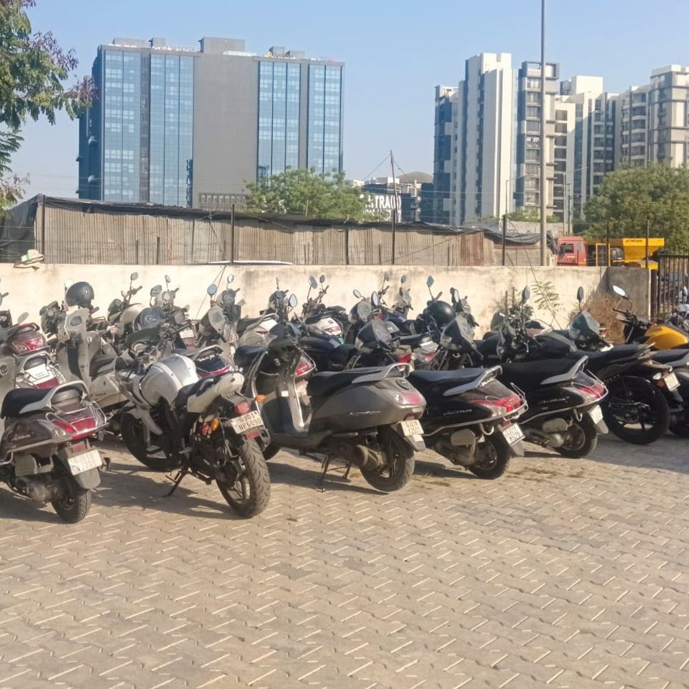 AMCની પાર્કિંગ માટે પ્લોટ ભાડે આપી કમાણી:એસ.જી. હાઇવે, પ્રહલાદનગર સહિત 12 કોમર્શિયલ બિલ્ડિંગોને પ્લોટ ભાડે આપ્યા, 52.96 લાખની આવક