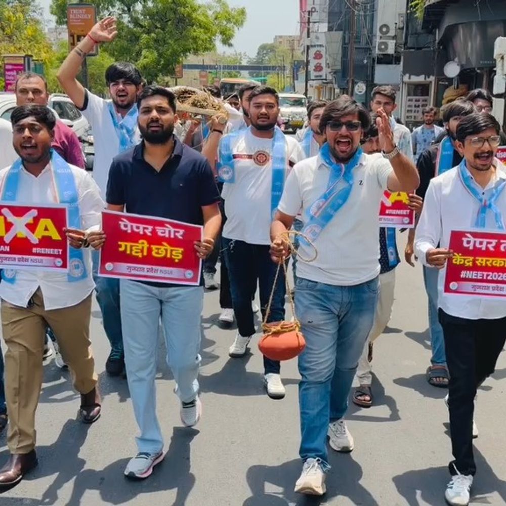 NEET પેપર લીક મામલે NSUIએ NTAની નનામી કાઢી:કિશાનપરા ચોક પાસે રસ્તા રોકો આંદોલન કર્યું, 12 કાર્યકર્તાની ટીંગાટોળી કરી અટકાયત