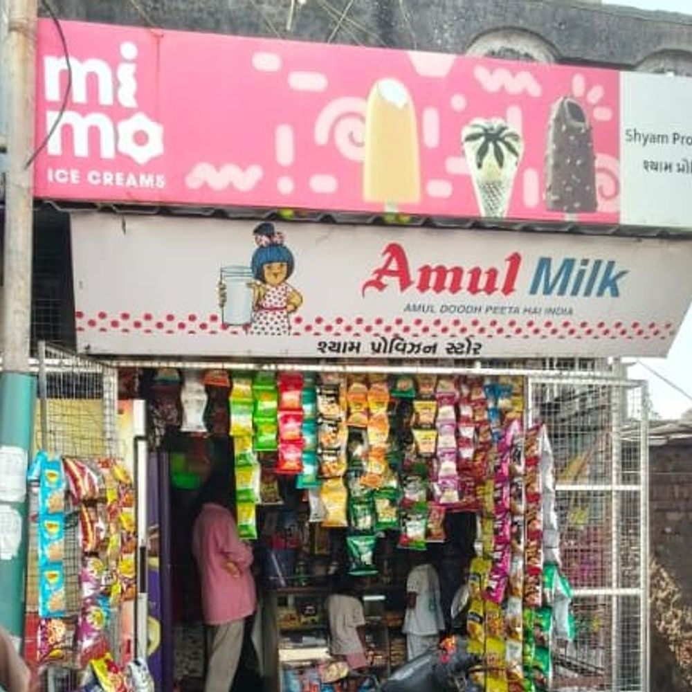 વલસાડમાં શ્યામ પ્રોવિઝનમાંથી એક્સપાયરી ખાદ્ય જથ્થો મળ્યો:ફૂડ વિભાગે સ્થળ પર જ નાશ કર્યો