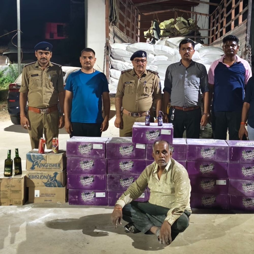 આરસના ભૂકાની આડમાં દારૂની હેરાફેરી:પાદરા-જંબુસર રોડ પર પોલીસે ફિલ્મી ઢબે આઈસરનો પીછો કર્યો, દારૂના જથ્થા સહિત 10.38 લાખનો મુદ્દામાલ જપ્ત