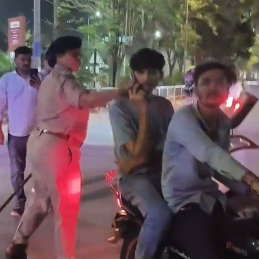 જુઓ કેવી રીતે પળવારમાં થાય છે મોબાઈલ ગાયબ, LIVE ડેમો:PI પોતે 'સ્નેચર' બની રસ્તા પર ઉતર્યા; પોલીસ જવાનોએ જ સ્નેચર બનીને લોકોની બેદરકારીનો પર્દાફાશ કર્યો