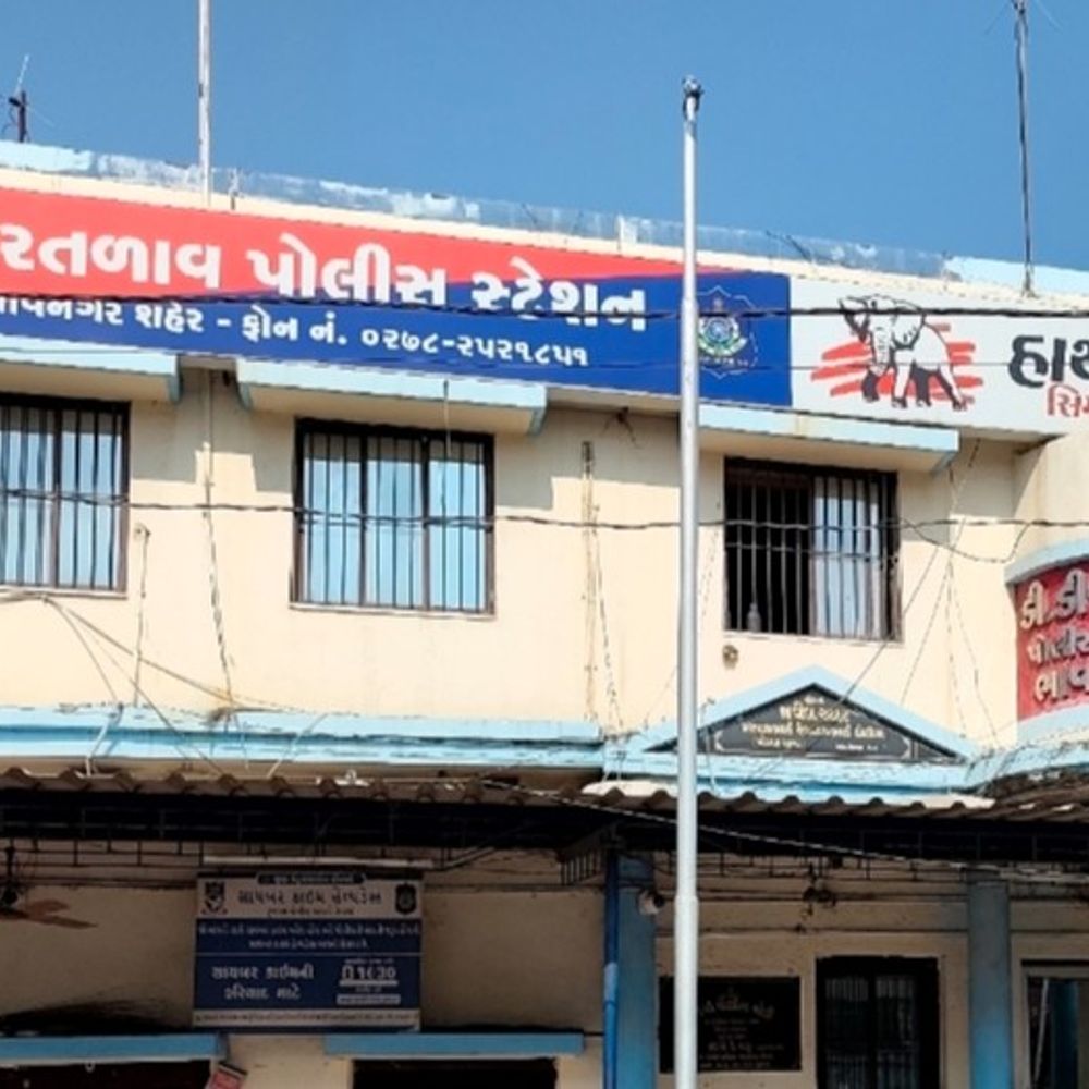 હીરાના કારખાનેદારને જાનથી મારી નાખવાની ધમકી:કારીગરનો મોબાઈલ લઈ જવાના મામલે અરજી કર્યાની અદાવતમાં ધમકી આપ્યાની બે શખસ સામે ફરિયાદ