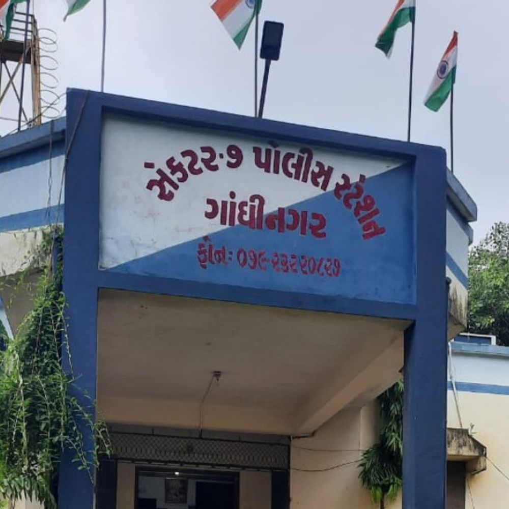 પોર્ટરમાં કિંમતી ચીજવસ્તુઓ મંગાવવી ભારે પડી શકે!:ગાંધીનગરમાં ડિલિવરી બોયે અકસ્માતનું તરકટ રચી 80 હજારનો મોબાઈલ ઓળવી લીધો, આખરે ગુનો નોંધાયો