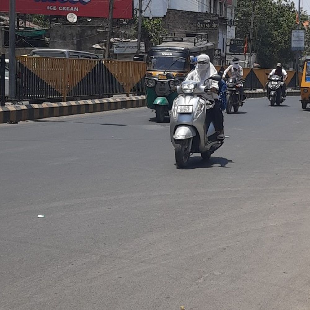 સતત પાંચમા દિવસે ગરમીનો પારો 41 ડિગ્રીને પાર:ભાવનગરમાં કાળઝાળ ગરમીમાં લોકો અકળાયા, 30 કિમીની ઝડપે ગરમ પવન ફૂંકાયા