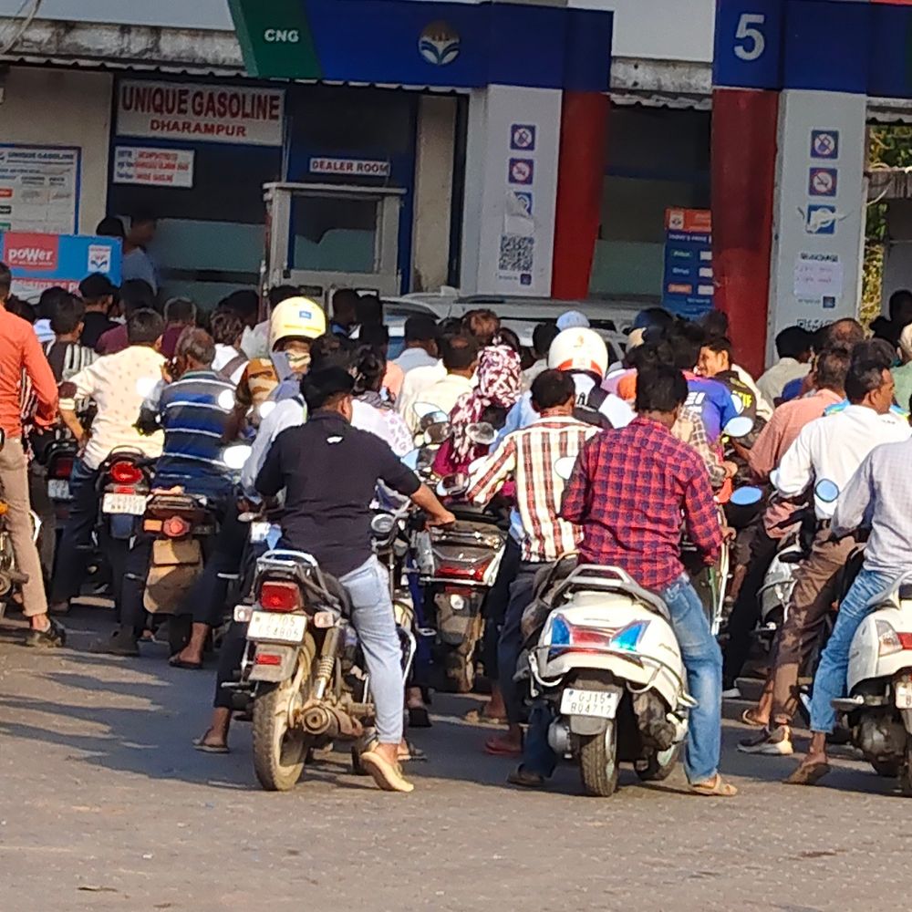 વલસાડમાં પેટ્રોલ-ડીઝલની અછત.