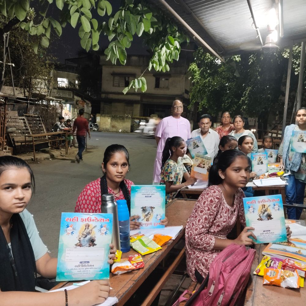રાહી ફાઉન્ડેશને ભૂદરપૂરામાં ફૂટપાથ સ્કૂલના બાળકોને ભેટ આપી:સ્વ. રામલાલ પરીખની પુણ્યતિથિએ શૈક્ષણિક સામગ્રી અને નાસ્તાનું વિતરણ