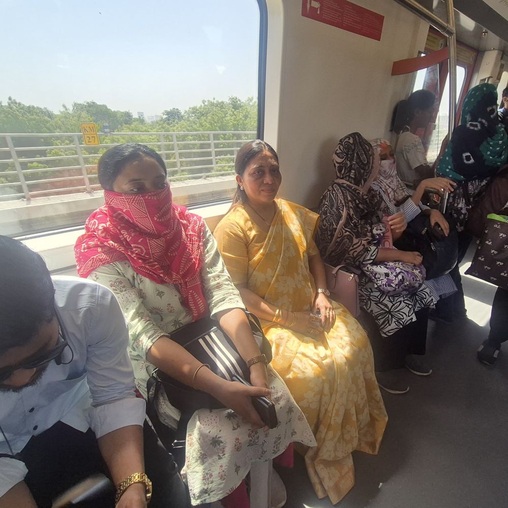 PM મોદીની અપીલને મેયરે ચરિતાર્થ કરી:સરકારી-લક્ઝુરિયસ ગાડીનો મોહ છોડી મેટ્રોમાં સવારી કરી મહાનગરપાલિકા પહોંચ્યા, નાગરિકોને પર્યાવરણ જતનનો સંદેશ આપ્યો