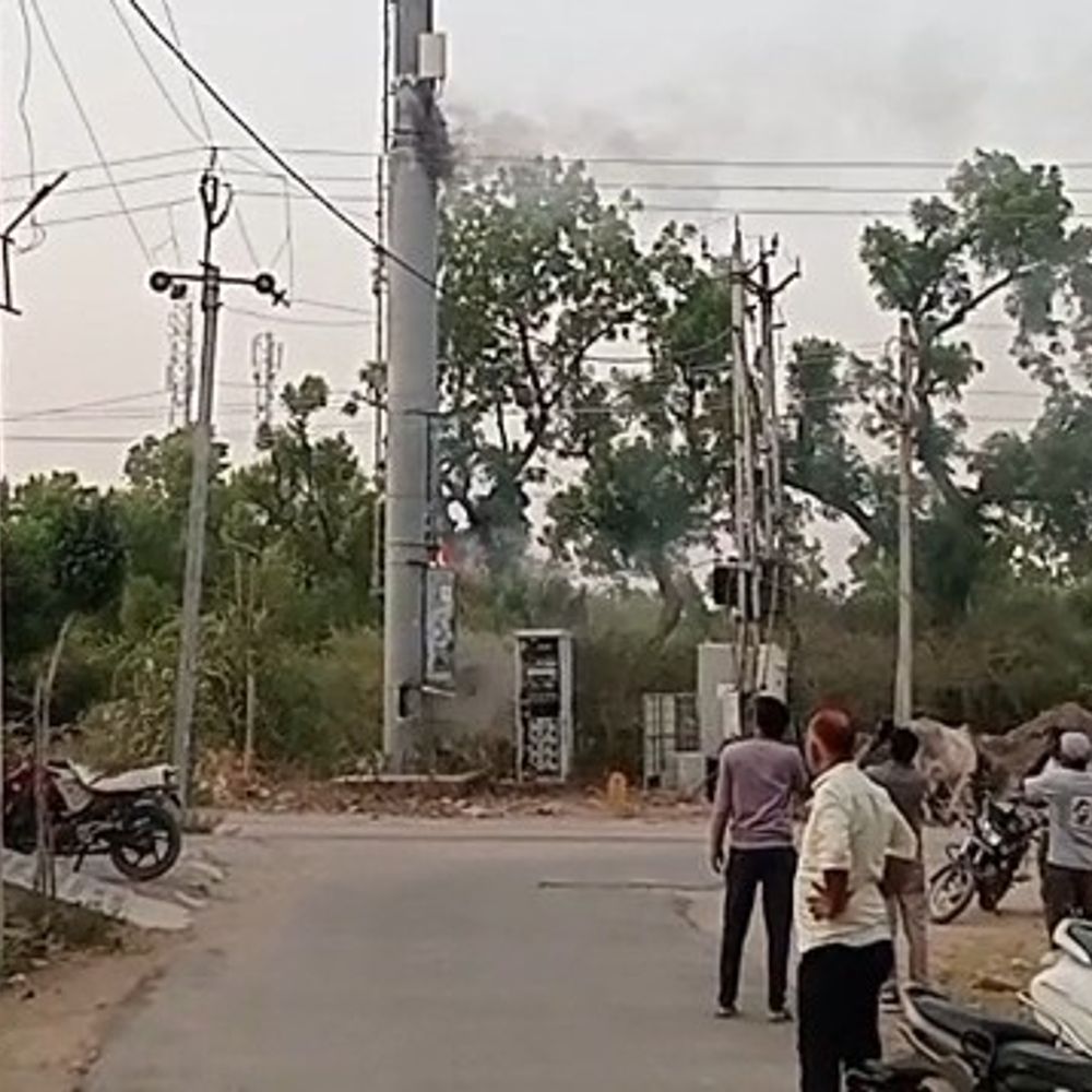 હિંમતનગરમાં જીઓ મોબાઈલ ટાવરમાં આગ લાગી:મહેતાપુરાના સિદ્ધાર્થનગરમાં ધુમાડાના ગોટેગોટા નીકળતા દોડધામ