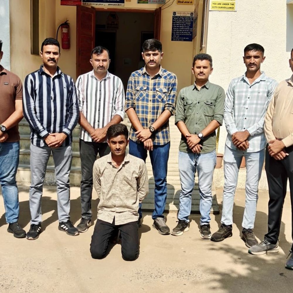 નવસારીમાં સાયબર ફ્રોડનો મુખ્ય સૂત્રધાર ઝડપાયો:જલાલપોર પોલીસે ‘ઓપરેશન મ્યુલ હંટ’ હેઠળ સિંધી કેમ્પમાંથી દબોચ્યો