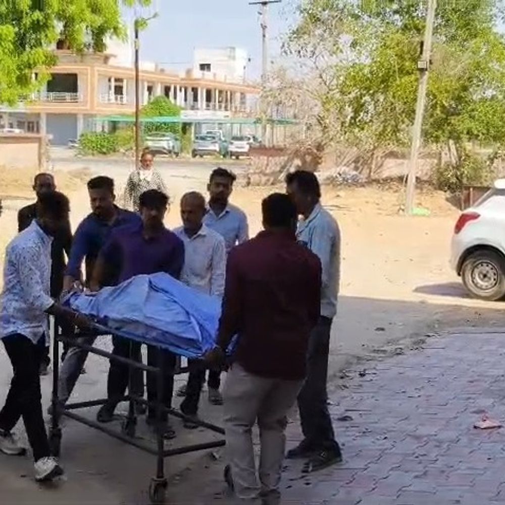 યુવકની લાશ પંખા સાથે લટકતી હાલતમાં મળી:ખેરાલુના ઈસ્કોન ગેસ્ટ હાઉસમાં ચાદરથી ગળેફાંસો ખાઈ યુવકનો આપઘાત, આત્મહત્યાનું કારણ અકબંધ