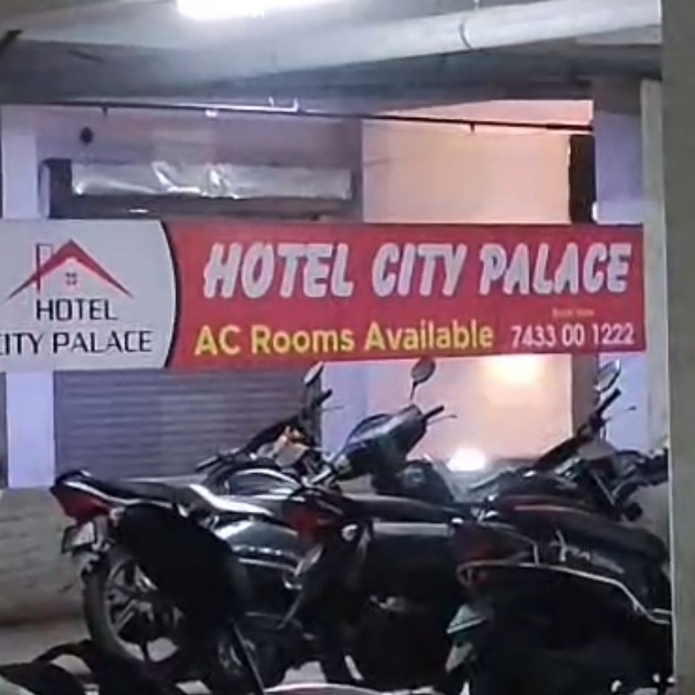 મોટા વરાછામાં દેહવ્યાપારનો પર્દાફાશ:હોટલ સીટી પેલેસમાંથી બે થાઈ યુવતીને મુક્ત કરાવાઈ, હોટલ સંચાલક જે.ડી.કેવડીયા સહિત પાંચની ધરપકડ