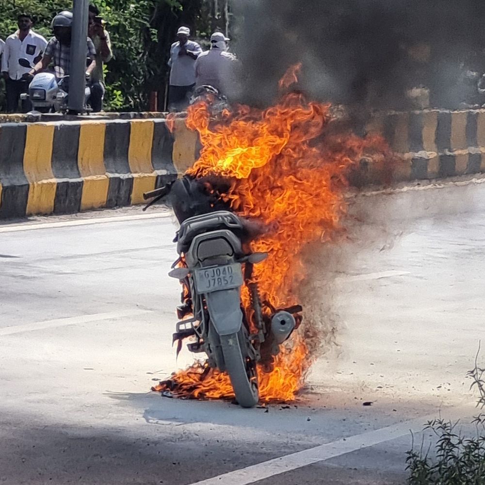 કોલેજ જઈ રહેલા તળાજાના વિદ્યાર્થીની બાઈકમાં ભયાનક આગ:સીદસર પાસે વાહન બળીને ખાખ, ચાલકનો આબાદ બચાવ