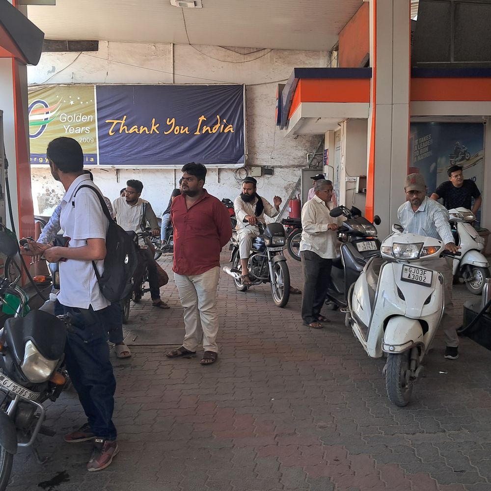 પેટ્રોલમાં ₹2.99 અને ડીઝલમાં ₹3.09નો વધારો:સ્થાનિકે કહ્યું- જનતાને ઈંધણ બચાવવાની સલાહ, પણ મંત્રીઓના કાફલામાં અઢળક લિટરનો ધુમાડો થાય છે એનું શું ?