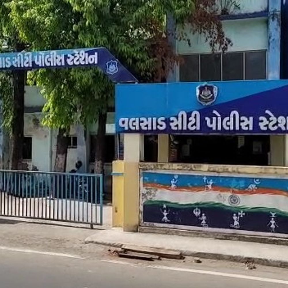 વલસાડ સંસ્થામાં માર્કેટિંગ હેડે 9.80 લાખની છેતરપિંડી કરી:ફી ઉઘરાવી ફરાર, પોલીસે ગુનો નોંધી તપાસ હાથ ધરી
