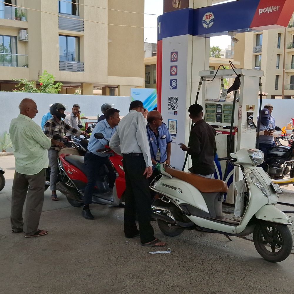 વલસાડમાં પેટ્રોલ પંપ પર લોકોનું પેનિક બાઈંગ:વાહનોની લાઈનો લગતા પુરવઠા અધિકારીએ કહ્યું - પેટ્રોલ-ડીઝલનો જથ્થો અવિરત, લોકો વાહનમાં જરૂર કરતા વધારે ઈંધણ ન ભરાવે