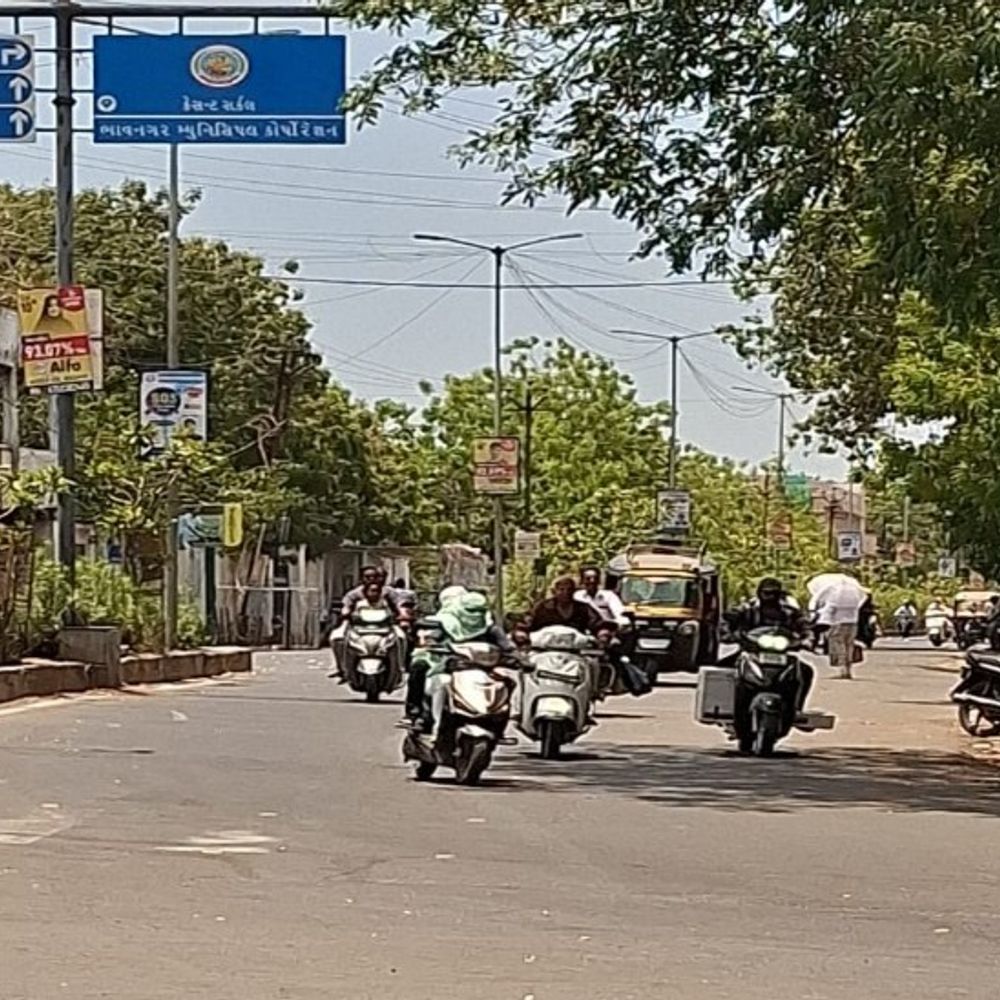અઠવાડિયાથી ગરમીનો પારો આસમાને પહોંચતા લોકો અકળાયા:આજે 66 ટકા ભેજનું પ્રમાણ વધતાં અસહ્ય અકળામણ, 12 કિલોમીટરની ઝડપે ગરમ લું ફેંકાઈ
