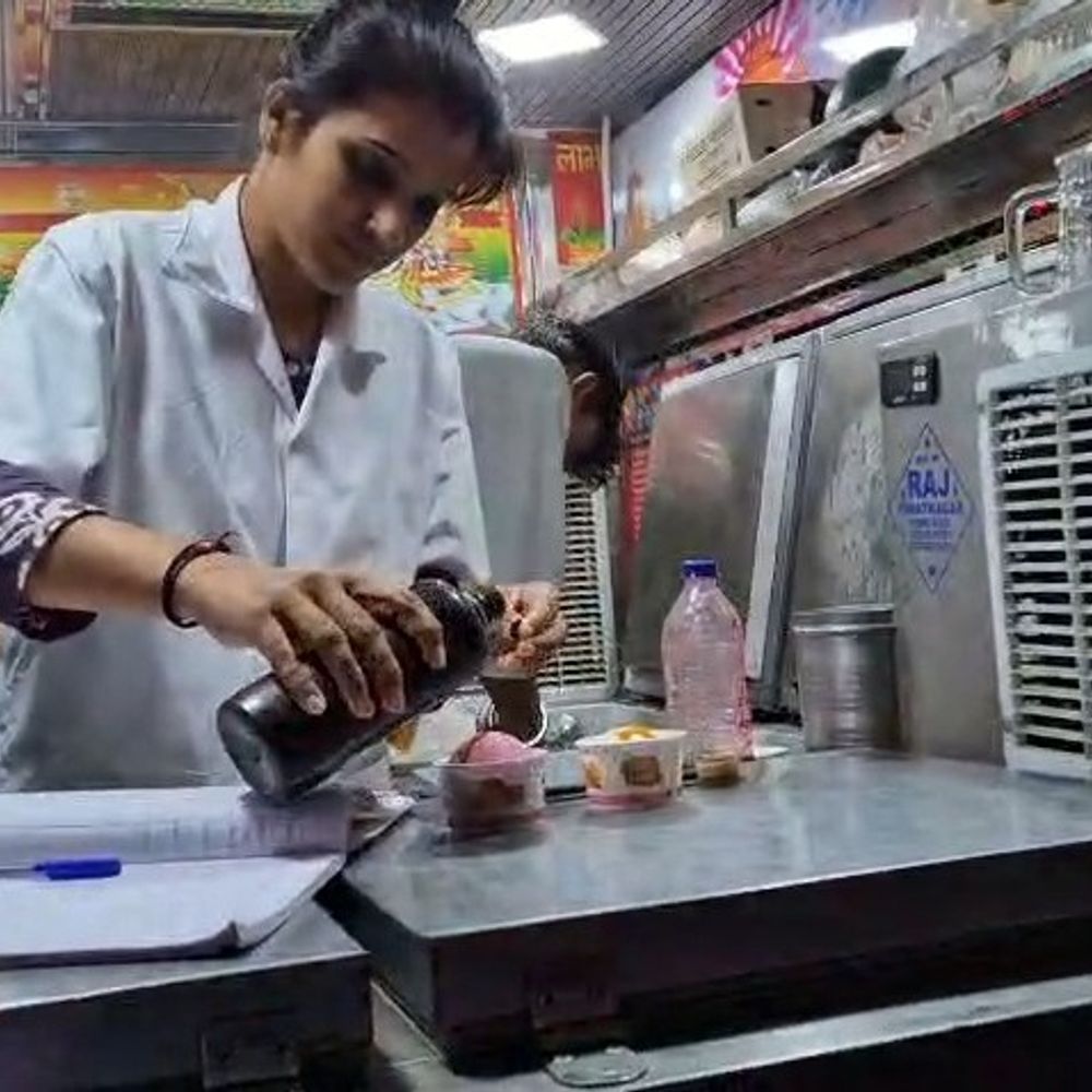 'ફૂડ ચેકિંગ વાન' દ્વારા સ્થળ પર જ ટેસ્ટિંગ:મહેસાણા ફૂડ વિભાગ દ્વારા માનવ આશ્રમ ચોકડી પાસે આઈસ્ક્રીમ અને ડિશ ગોળાની લારીઓ પર સઘન ચેકિંગ