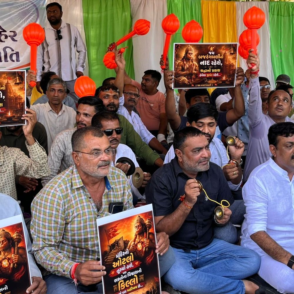 હનુમાનજીનાં ફોટા અને ગદાઓ સાથે અનોખો વિરોધ:રાજકોટ મનપા દ્વારા થયેલા મંદિરનાં ડિમોલિશનને લઈ ત્રિકોનબાગે કોંગ્રેસનાં ધરણા, કહ્યું- ધાડપાડુઓની જેમ ભાજપનાં ઈશારે તંત્ર ત્રાટક્યું