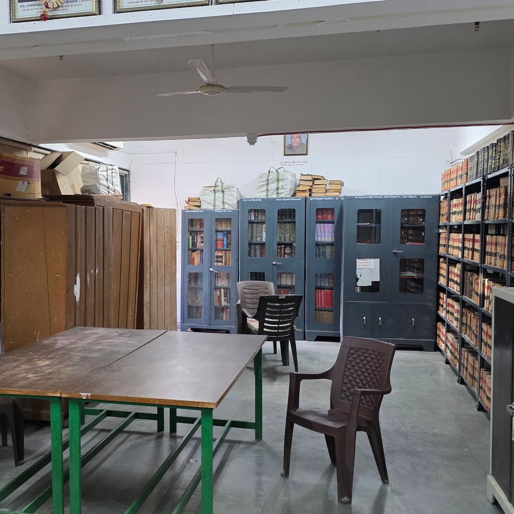 પાટણ કોર્ટ લાયબ્રેરીમાં તોડફોડ, ચોરીની ફરિયાદ:જજોના ટ્રાન્સફર કાર્યક્રમ બાદ રાત્રે અજાણ્યાઓએ પાર્ટેશન તોડ્યું