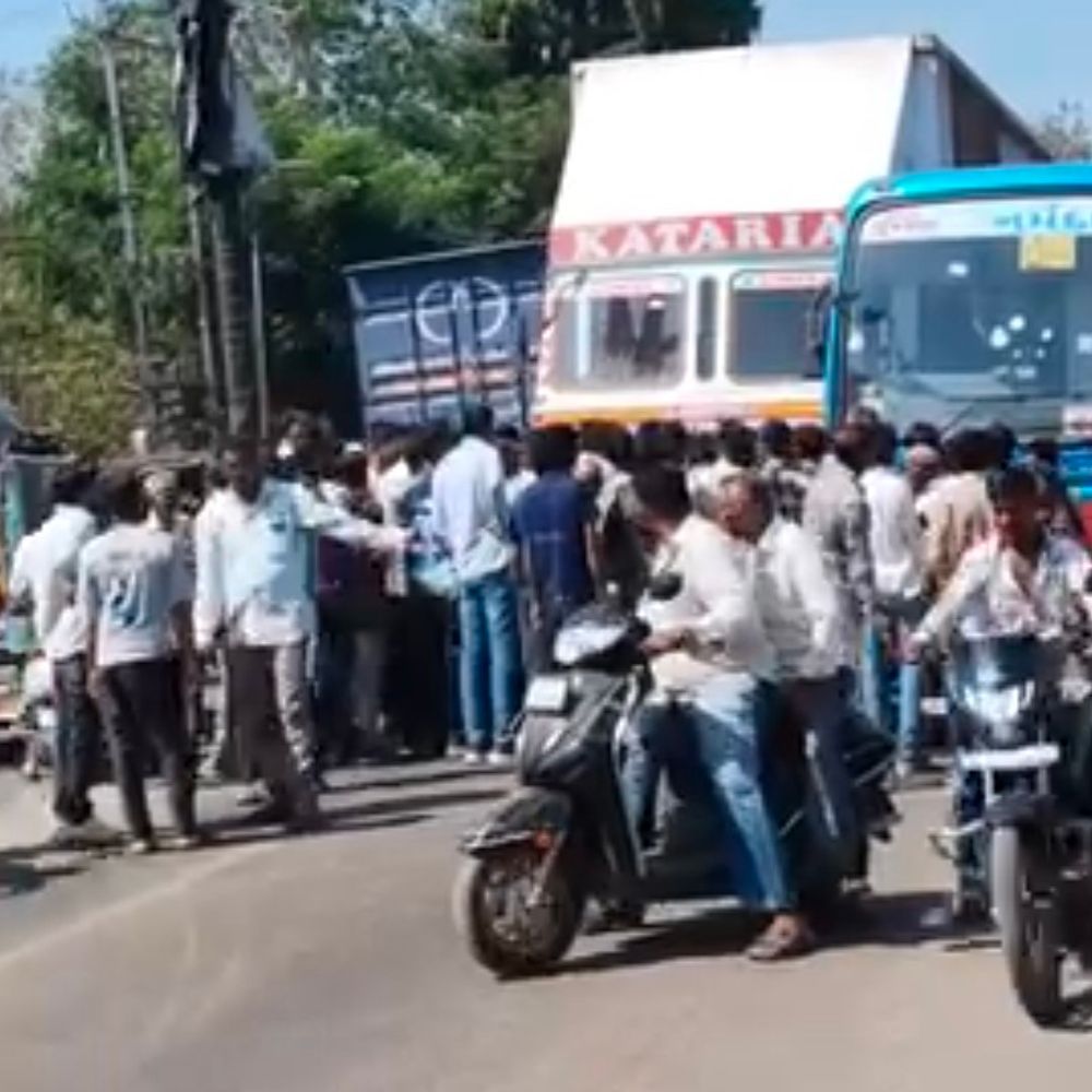 કાલોલ ગરનાળા પાસે બસ-ટ્રક અકસ્માત:હાઈવે પર ભારે ચક્કાજામ, વાહનવ્યવહાર ખોરવાયો