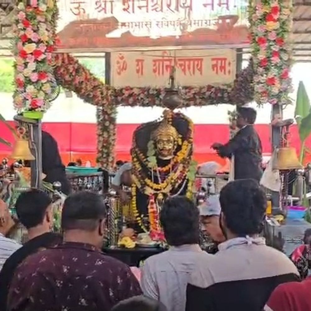ભરૂચમાં શનિ જયંતિની ભક્તિભાવથી ઉજવણી:શનિ મંદિરોમાં તેલાભિષેક અને વિશેષ પૂજન માટે શ્રદ્ધાળુઓની ભારે ભીડ
