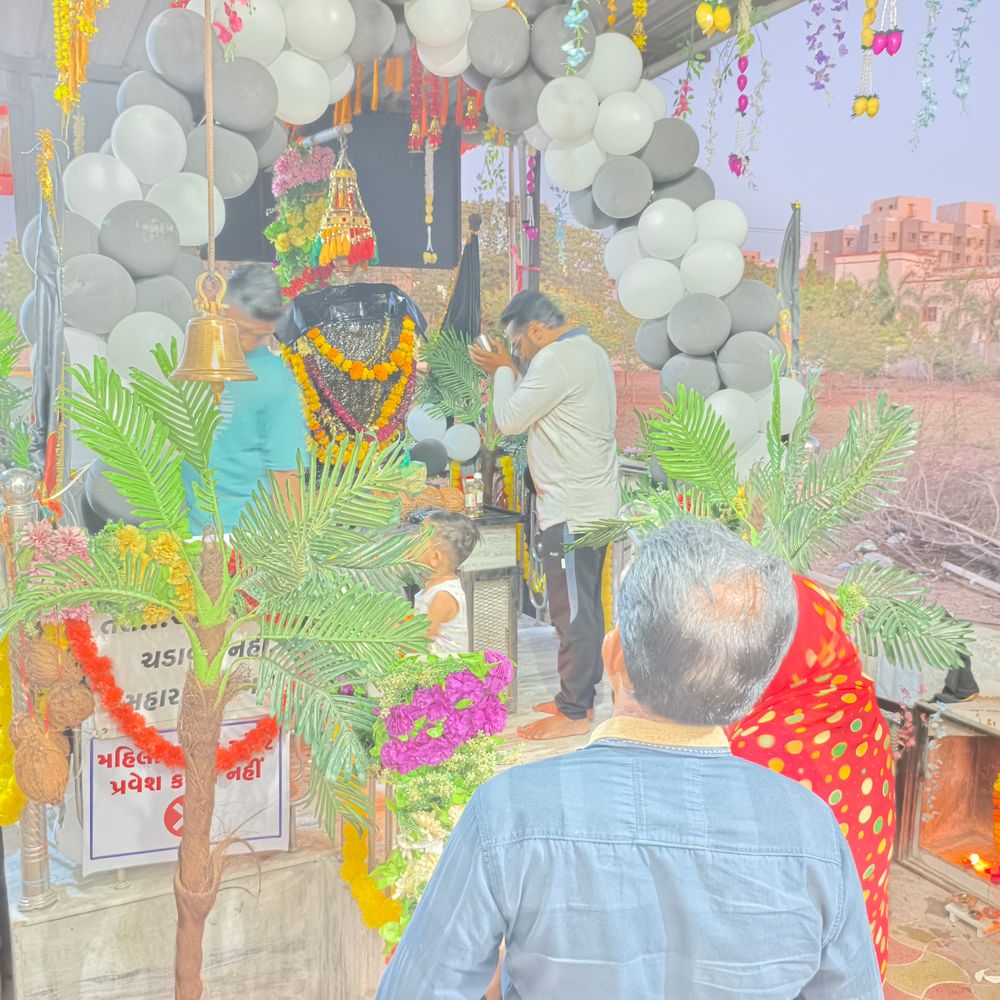 લુણાવાડામાં શનિ જયંતિની ઉજવણી:શનિદેવ મંદિરે વિશેષ પૂજા અને મહાપ્રસાદનું આયોજન, મોટી સંખ્યામાં ભક્તો દર્શનાર્થે ઉમટ્યા