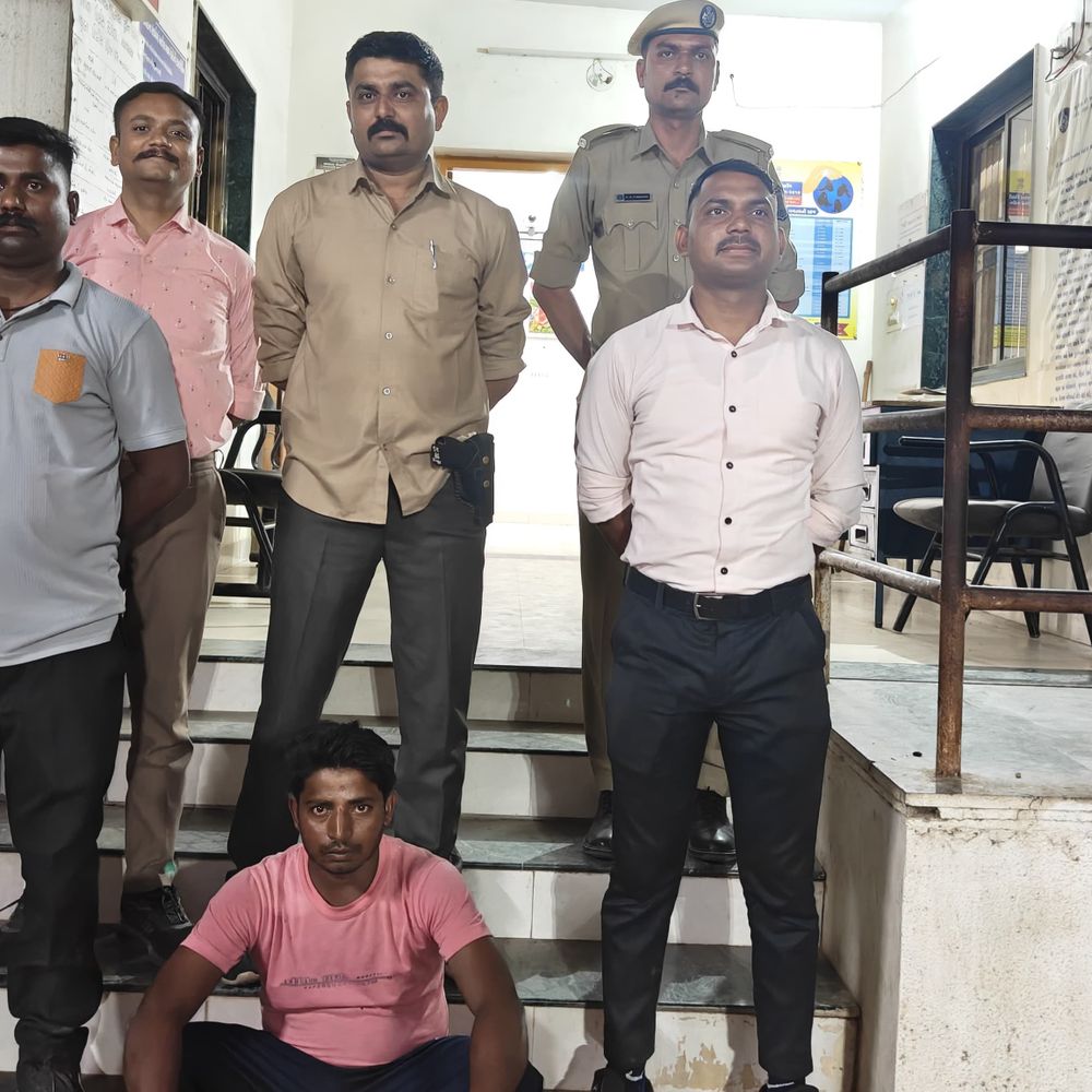 અપહરણ-દુષ્કર્મ કેસનો ત્રણ વર્ષથી ફરાર કેદી ઝડપાયો:આબુ રોડ પર મસ્જિદ પાસેથી LCBએ દબોચ્યો, ભીખ માંગી ગુજરાન ચલાવતો હતો