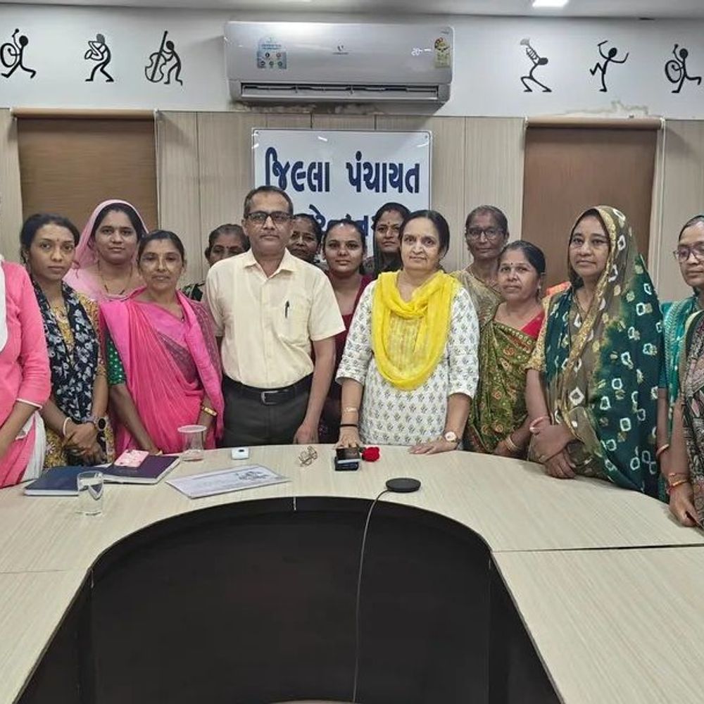 સુરેન્દ્રનગરમાં પટોળા-હેન્ડલૂમ સ્વ-સહાય જૂથો માટે બેઠક યોજાઈ:DDOની હાજરીમાં ઉત્પાદનોને આધુનિક બનાવવા માર્ગદર્શન અપાયું
