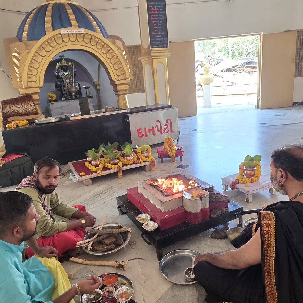 વૈશાખી અમાસે શનિદેવનો જન્મોત્સવ ઉજવાયો:ચોટીલા નવગ્રહ મંદિરમાં શનિહવન, કાલસર્પ યોગ વિધિ કરાઈ