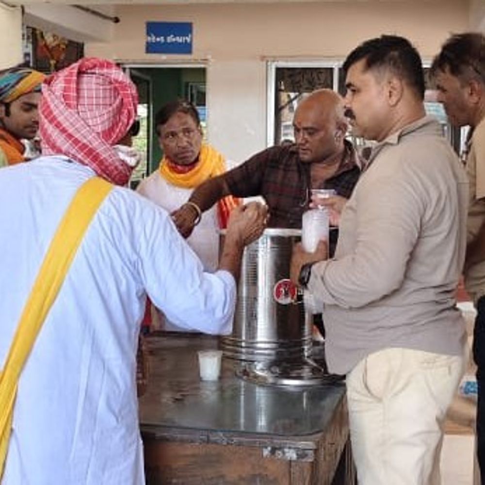 વલસાડ ST કર્મચારીઓએ મુસાફરોને ઠંડી છાસ પીવડાવી:કાળઝાળ ગરમીમાં રાહત આપી, માનવતાનું ઉદાહરણ પૂરું પાડ્યું