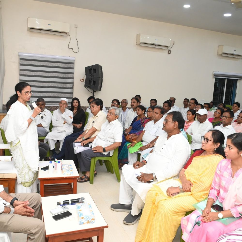 જેને TMC છોડીને જવુ હોય તે જાય:મમતાએ કહ્યું- જરૂર પડશે તો હું પોતે ઓફિસને ધોળી નાખીશ, પાર્ટીને ફરીથી બેઠી કરીશ; મજબૂતીથી પાછા ફરીશું