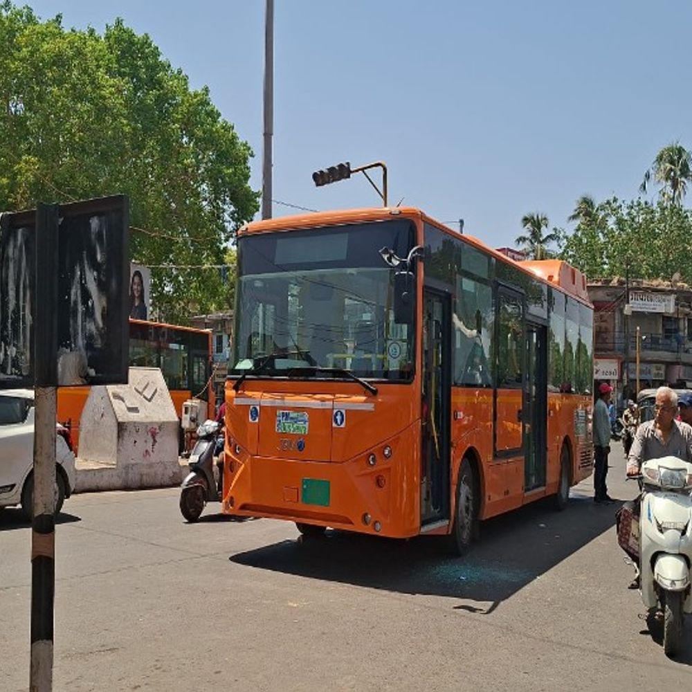 ભાવનગરમાં કાયદો-વ્યવસ્થાના લીરેલીરા:પોલીસ ચોકીથી માત્ર 30 ફૂટ દૂર સીટી બસ પર પથ્થરમારો, રીક્ષા ડ્રાઇવર અને સીટી ડ્રાઇવર વચ્ચે મારામારીના સીસીટીવી વાઇરલ