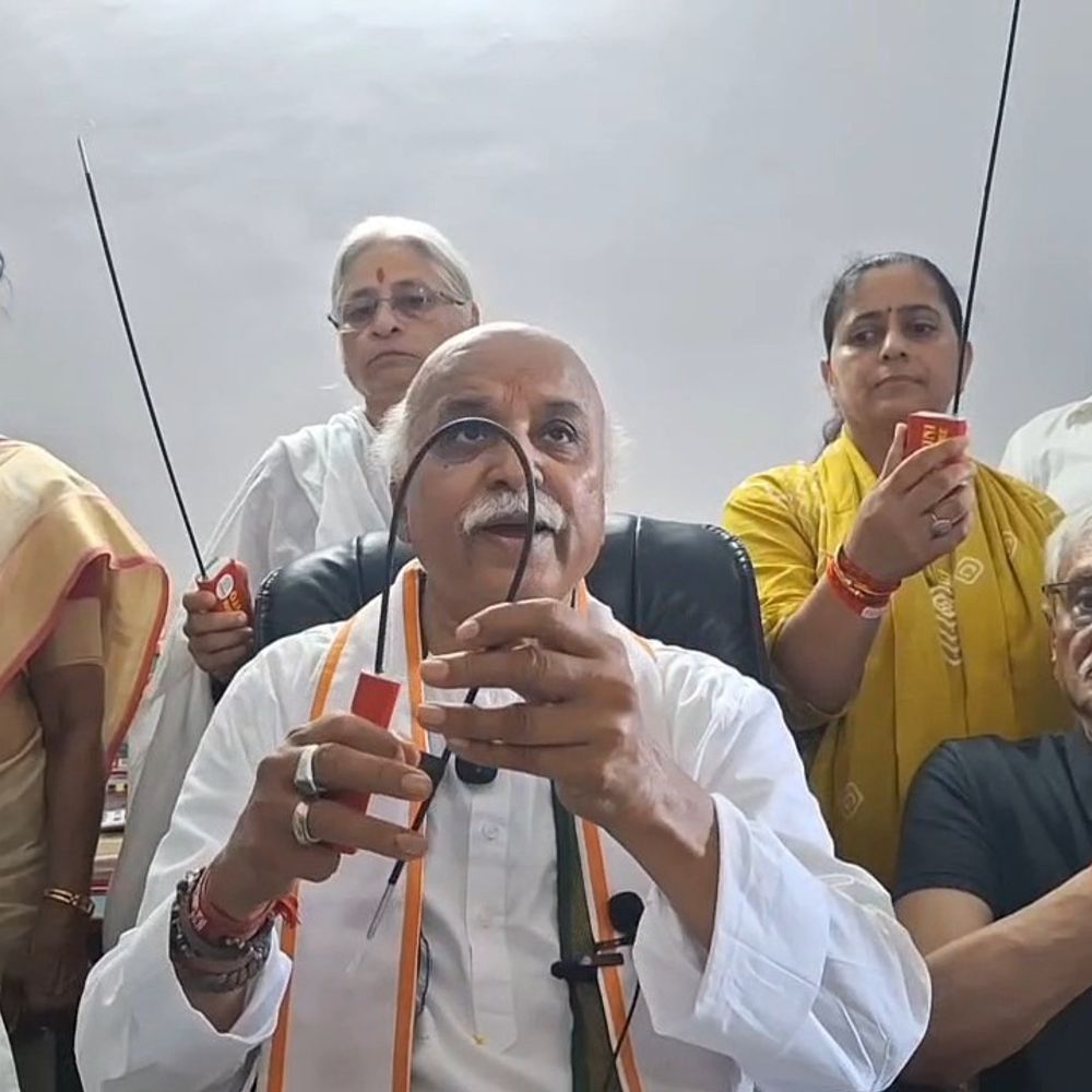 યુવતીઓના સેલ્ફ ડિફેન્સ માટે પ્રવીણ તોગડીયાએ ડિવાઈસ લોન્ચ કર્યું:બેગમાં રાખી શકાશે, સ્વીચ દબાવતા જ કરંટ પેદા થશે, જૂનાગઢમાં શૌર્ય પ્રશિક્ષણ વર્ગ યોજાયો