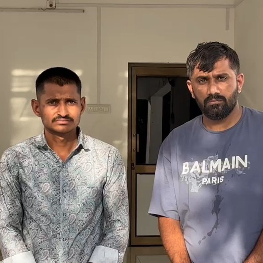 આલિશાન બંગલોમાં ધમધમતી નકલી દારૂની ફેક્ટરી ઝડપાઈ:બનાવટી દારુ બનાવવા કેમિકલનો ઉપયોગ કરતા, દારુ, બોટલ, સ્ટીકર સહિત 15 લાખનો મુદ્દામાલ મળી આવ્યો